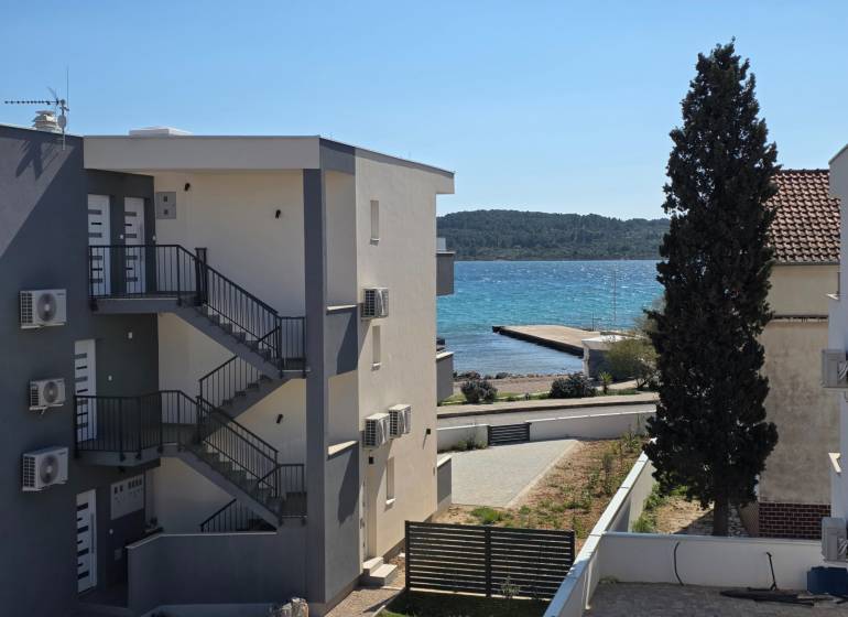 CHORVÁTSKO - Apartmány 40 m od mora vo výstavbe - SRIMA, VODICE - Pohľad na okolie v Srima s výhľadom na more a apartmánovým domom.
