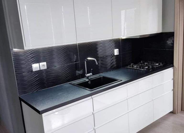 Na prenájom pekný 3izbový byt po rekonštrukcii 800,- Eur - Kuchynská linka s bielymi skrinkami a čiernym obkladom v 3-izbovom byte.