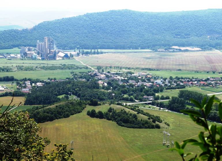 Dvorníky – Spoluvlastnícky podiel na lese a pozemku pri obci - Pohľad na Poľnohospodárske a lesné pozemky v Dvorníkoch-Včelároch s priemyselným areálom.