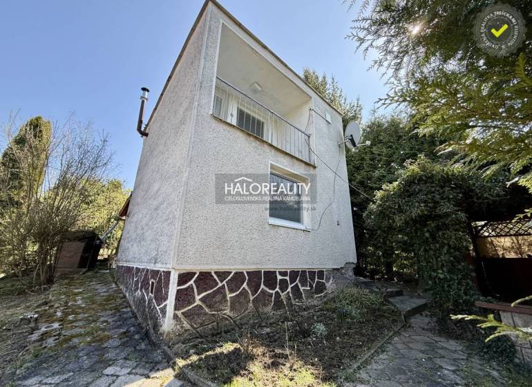 Predaj, záhradná chata Rimavská Sobota, Tormáš - EXK... - Rodinný dom obklopený stromami a kríkmi v záhradách mesta Rimavská Sobota.