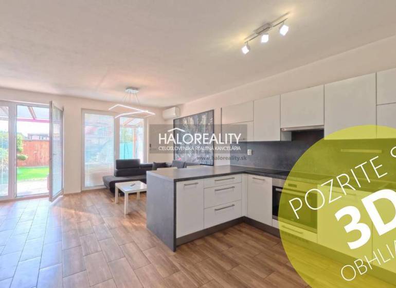 Prenájom, dvojizbový byt Stupava, Cementárenská - NO... - Kuchyňa a obývačka v 2-izbovom byte s podlahou s dreveným dekorom, prístup na terasu.