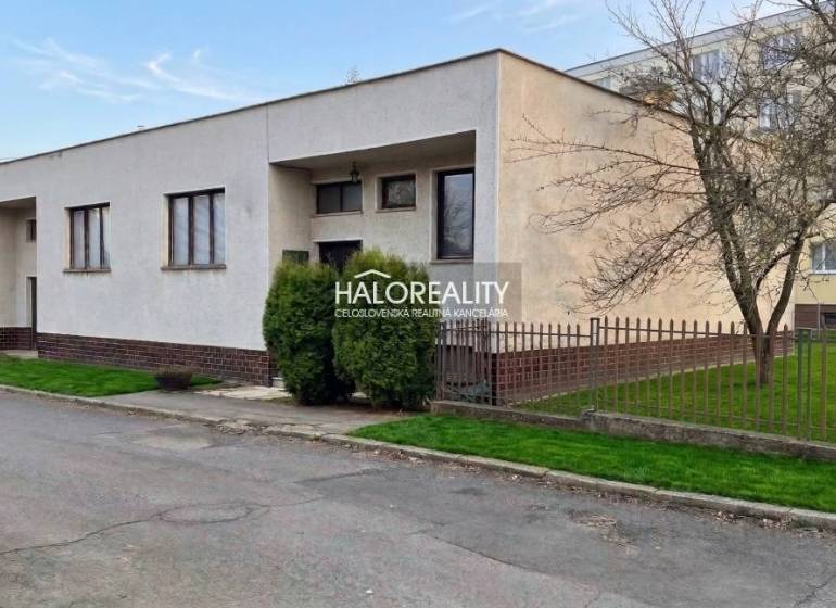 Predaj, rodinný dom Poltár - EXKLUZÍVNE HALO REALITY - Rodinný dom v Poltári s predzáhradkou, oplotením a udržiavaným trávnikom pri pokojnej ulici.