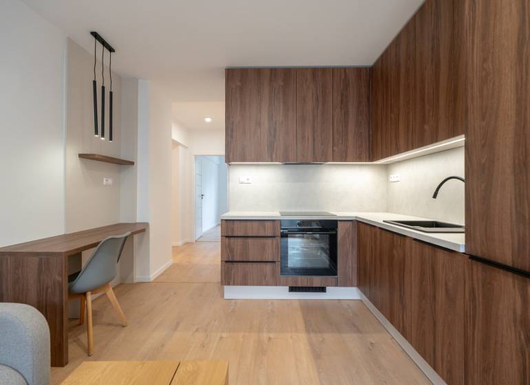 KOMPLETNÁ REKONŠTRUKCIA- 3i 54 m² + balkón - Dubnica nad Váhom - Kuchyňa v 3-izbovom byte s dreveným dekorom a štýlovým osvetlením.