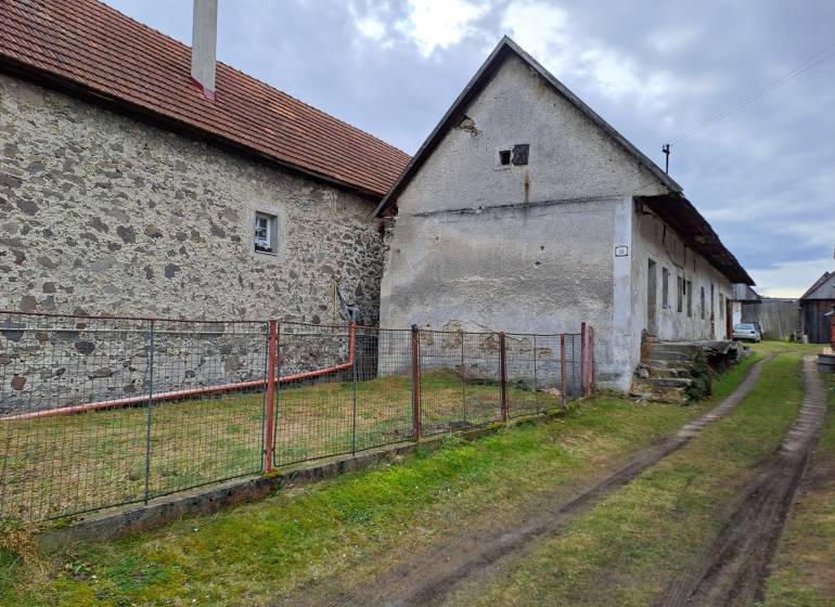 Rodinný dom v obci Háj v pôvodnom stave s veľkým potenciálom - Exteriér rodinného domu v Háji s kamennými stenami a šikmou strechou.