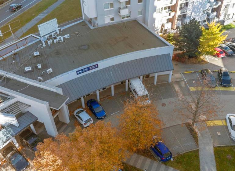 Showroom/kancelárie 357 m², Zadunajská cesta, Petržalka, BA - Pohľad na obchodné priestory v Bratislave - Petržalka na Zadunajskej ulici so zaparkovanými autami.