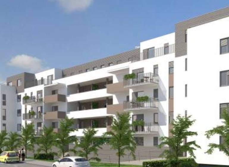 HĽADÁM 3 IZB.BYT NA ZAČIATKU PETRŽALKY - Budova s balkónmi na ulici Madoboleslavská v Pezinku, ponúka 3-izbové byty.