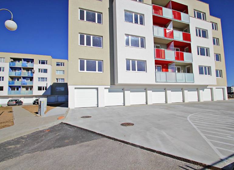 KÚPA GARÁŽE V PEZINKU - Bytový dom na ulici Eugena Suchoňa v Pezinku s 2-izbovými bytmi, garážami a balkónmi.