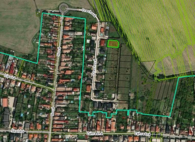 ,,,MOŽNOSŤ IHNEĎ STAVAŤ,,, SP V SLOVENSKOM GROBE - 631 m2 - Letecká mapa zobrazuje parcelu na Orechovej ulici v Slovenskom Grobe určenú na bývanie.