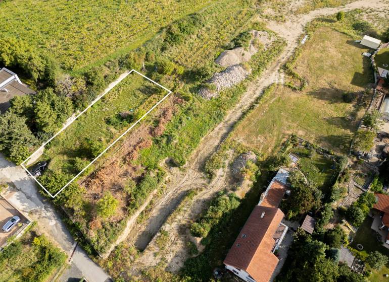 ATRAKTÍVNÝ SP VO SVATOM JURE 1088 m2 - Pozemky - bývanie v lokalite Svätý Jur, ulica Zuby, obklopené zeleňou a susednými domami.
