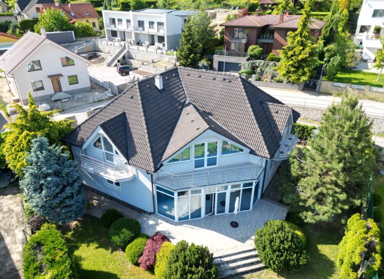 ,,,EXKLUZÍVNE,,,PREDAJ PRIESTRANNÉHO 5 IZB.RD V PEZINKU / LIMBACH - Rodinný dom na Fajgalskej ceste v Limbachu obklopený záhradou a okolitými domami.