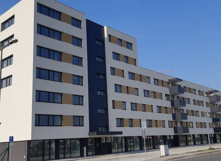 PREDAJ NADŠTANDARDNÉHO 4 IZB.BYTU V NOVOM KOMPLEXE-VINICE-150,18 m2 - Na ulici Obchodná, moderná budova ponúka 4-izbový byt s výbornou dostupnosťou.