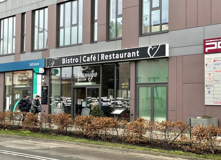 PRENÁJOM NEB.PRIESTORU V POLYFUNKČNOM DOME V CENTRE PEZINKA - Na ulici Moyzesova sú obchodné priestory, vidieť bistro, kaviareň, reštauráciu a banku.