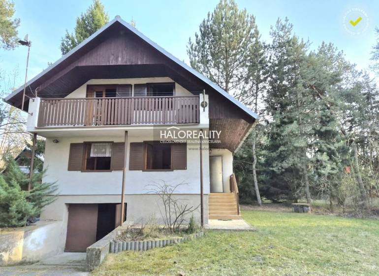REZERVOVANÉ - Predaj, chata Borský Svätý Jur - EXKLU... - Chata v Borskom Svätom Jure obklopená zeleňou a stromami, s dreveným balkónom.