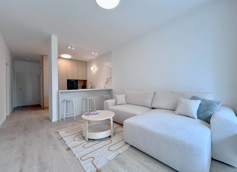 NUERA︱NOVÝ RUŽINOV - kompletne zariadený 2-izbový apartmán so záhradou - Obývacia izba s veľkou sedačkou a kuchyňou, tapacírované kreslá, 2-izbový byt.