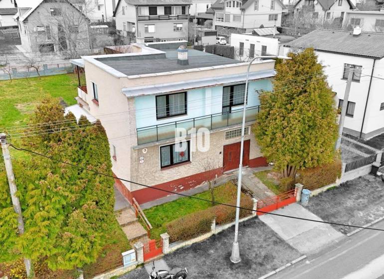 MARTIN-STRÁNE 5 izbový rodinný dom na predaj - Rodinný dom v Martine s rovnou strechou, záhrada a okolité domy.