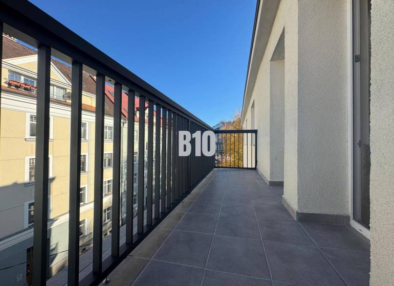 Sad na Studničkách - 2 izbový byt 60m2 - Balkón s výhľadom na budovy v Žiline, vhodný pre 2-izbový byt.