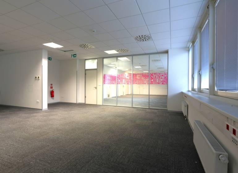 Kancelárie na prenájom: od 20m2 | Jarabinková ulica - Kancelárie s presklenými stenami, sivým kobercom a vnútornými roletami na oknách.