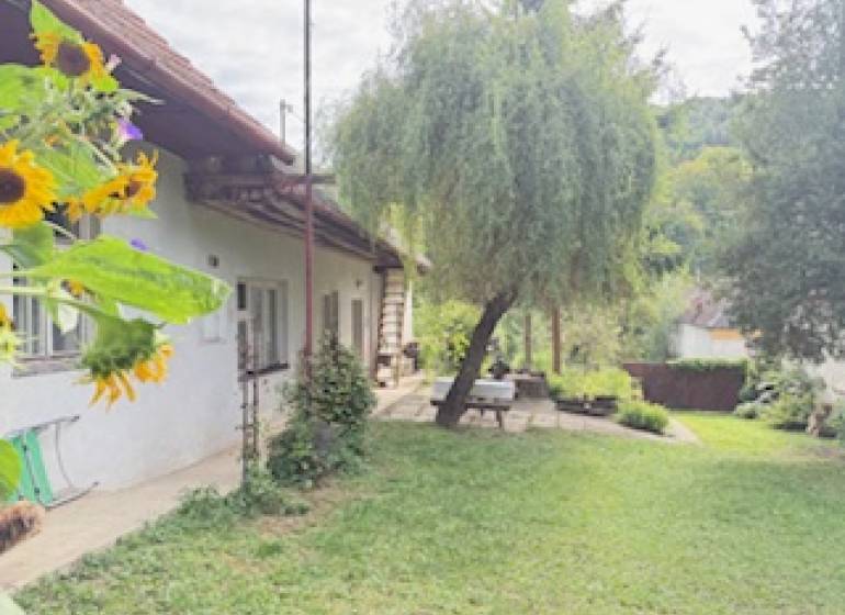 Rodinný dom (chalupa) na veľkom pozemku, Krúd - Bodovka - Rodinný dom v Krivosúde-Bodovke s upravenou záhradou a lavičkou pod stromom.