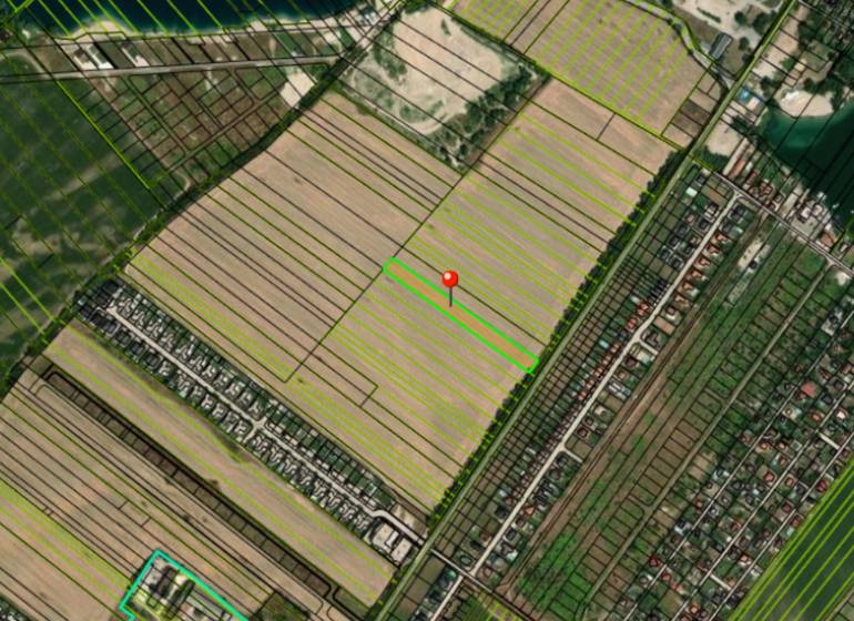 Investičný klenot pri jazerách - pozemok - bez rezervačnej zálohy - Letecký pohľad na Rekreačné pozemky v Dunajskej Lužnej s farebným označením parciel.