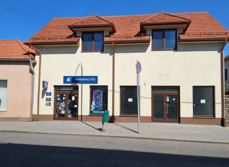 Prenájom, Obchodný priestor - výnimočná lokalita - Obchodné priestory na Obchodnej ulici v Krupine so šikmou strechou a výkladmi.