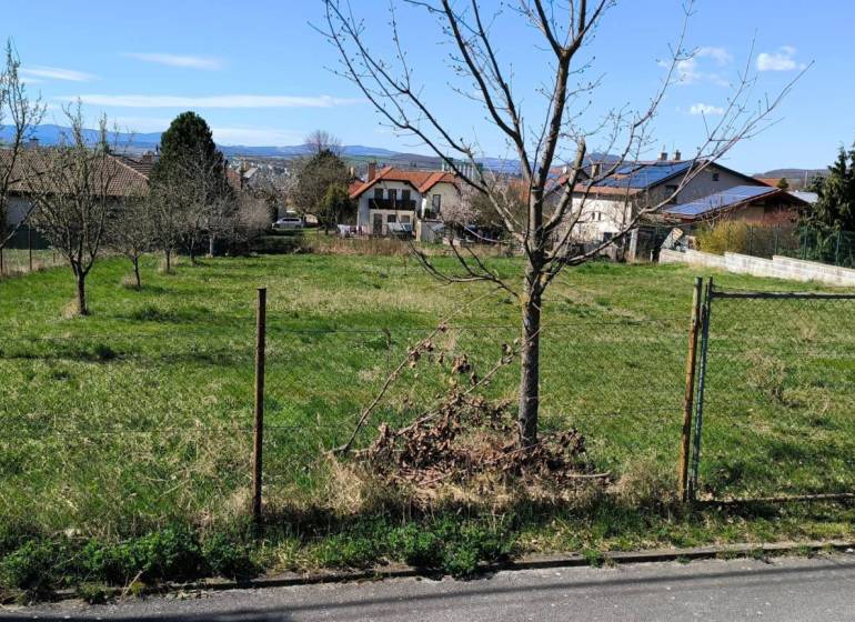 EXKLUZÍVNE - Dva pozemky určené k výstavbe RD - Ľubotice - Prešov. - Pozemky - bývanie v Ľuboticiach s ovocnými stromami a výhľadom na okolitú krajinu.