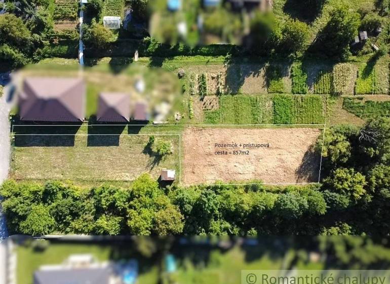 Stavebný pozemok pri Nitre so stavebným povolením v tichej lokalite - Pozemok na bývanie v Hosťovej, v záhrade s prístupovou cestou, veľký 857 m².