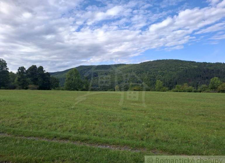 Veľký pozemok v srdci prírody pri Hornom Tisovníku - Zeleň a kopce v oblasti Horného Tisovníka ponúkajú možnosť pre pozemky - bývanie.