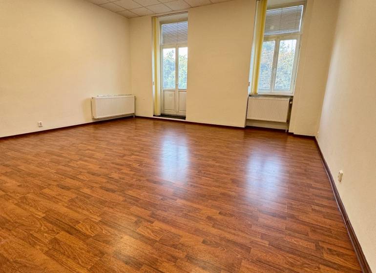 Priestor na prenájom - 35 m2 - Moyzesova, Košice - Kancelárie s podlahou s dreveným dekorom, svetlý interiér s veľkými oknami.