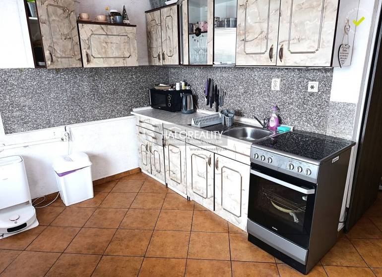 Prenájom, dvojizbový byt Nováky - Kuchyňa s dlažbou a kuchynskou linkou v 2-izbovom byte.