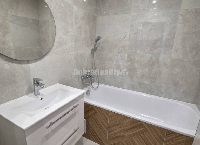 3 izbový byt na Starom Sídlisku o výmere 74m2. - Kúpeľňa s vaňou a bielou skrinkou v 3-izbovom byte.