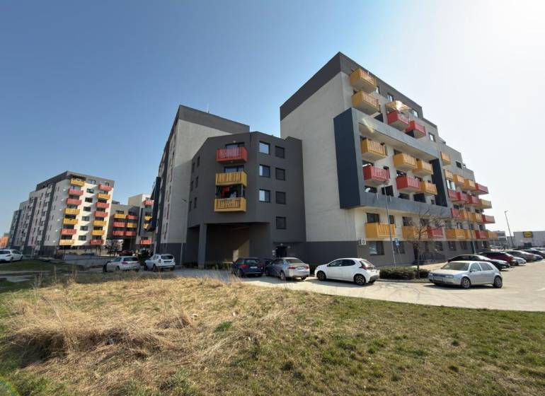 Na predaj moderný 2 izbový byt, komplex MIKO Trnava - Bytové domy na Mikovíniho ulici v Trnave s parkoviskom a zelenou plochou.