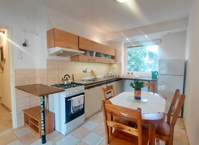 Na PRENÁJOM, VEĽKÝ 2 izb. TEHLOVÝ BYT, SÍDLISKO II., PREŠOV  - Kuchyňa s kuchynskou linkou a jedálenským stolom v 2-izbovom byte.