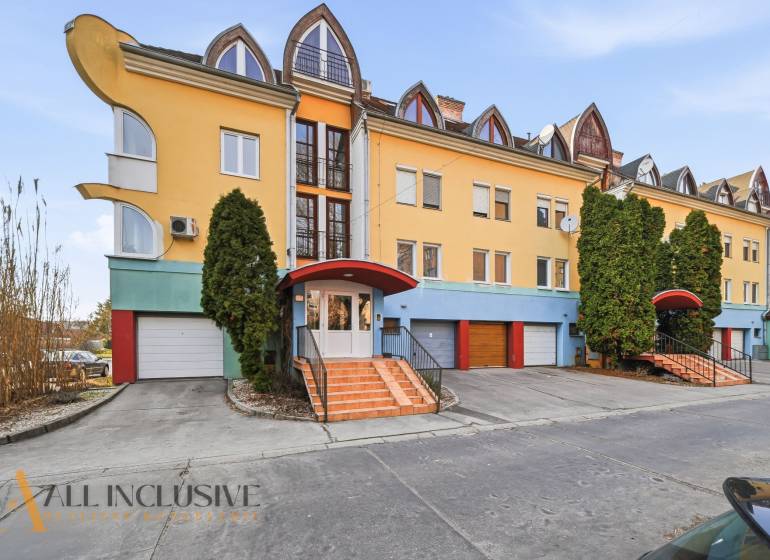 Na predaj zrekonštr. 3-izb. byt s balkónom, Dun.Streda - Farebný obytný dom s garážami, schodiskom a zeleňou v Dunajskej Strede.