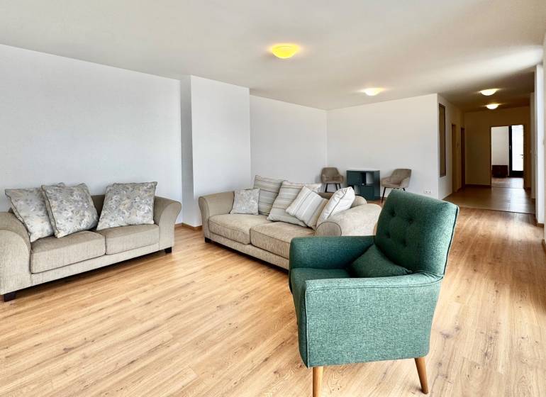 Na predaj veľký 2-izbový byt s terasou a wellness - Koliba - Obývacia izba v 2-izbovom byte s pohodlnými sedačkami a lounge kreslom.