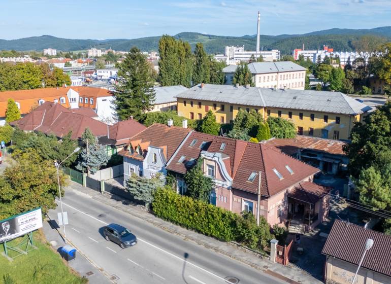 Exkluzívny predaj – veľkorysý rodinný dom pod Trenčianskym hradom - Ulica Kragujevských hrdinov v Trenčíne s radovou zástavbou rodinných domov a mestskou zeleňou.