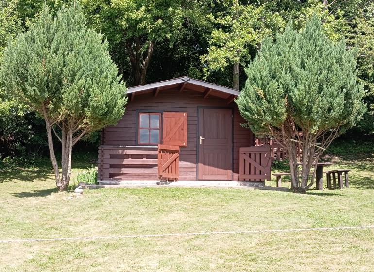 TURANY- krásna chata na pozemku 700m2 - Na ulici Černík stojí drevená chata obklopená stromami, ideálna pre prírodu.