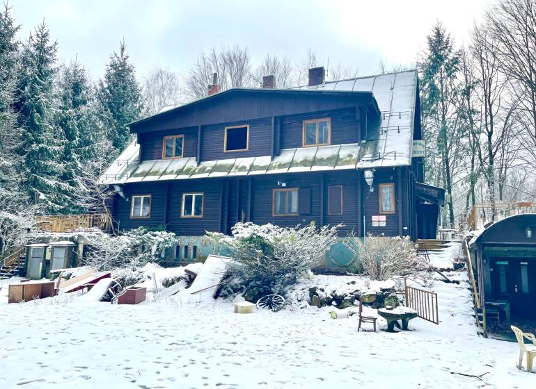 I Investičná príležitosť – Hotel v Modre - Zasnežená chata obklopená lesom v Modre na Piesku, kategória Hotely a penzióny.