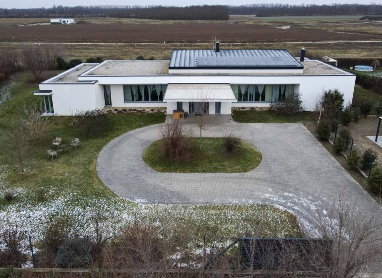 I PREDAJ moderná vila s bazénom a veľkým pozemkom - Vila na ulici Nagy Lajos király v Mosonmagyaróvári s veľkým dvorom a stromami.