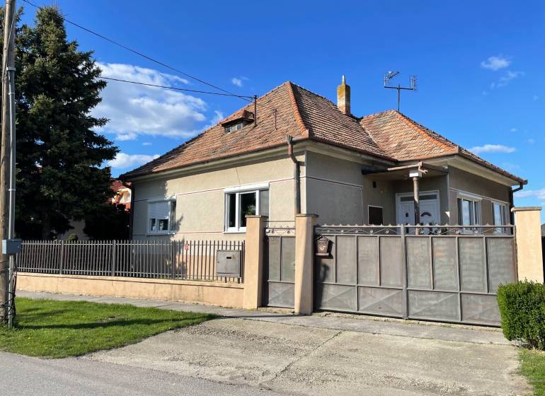 EXKLUZÍVNE - Útulný 3-izbový dom v Čiernom Brode s veľkým pozemkom - Rodinný dom v Čiernom Brode na ulici Heď s oplocenou záhradou a šikmou strechou.