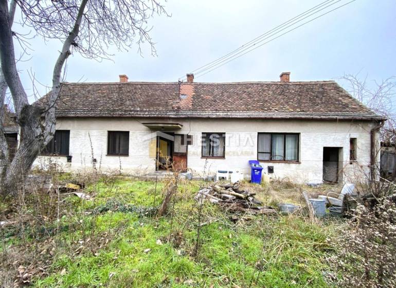 TOP PONUKA !! 3-izb. RD, INVESTÍCIA, Borský Svätý Jur - Starý rodinný dom očakáva rekonštrukciu, v záhrade je divoká vegetácia a neporiadok.