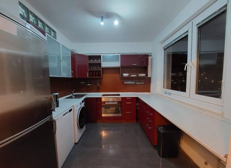 4-izb. byt na ul. Wolkrova, Petržalka, upravený na 2 bytové jednotky - Kuchyňa v 4-izbovom byte so spotrebičmi a skrinkami s bordovými prvkami.