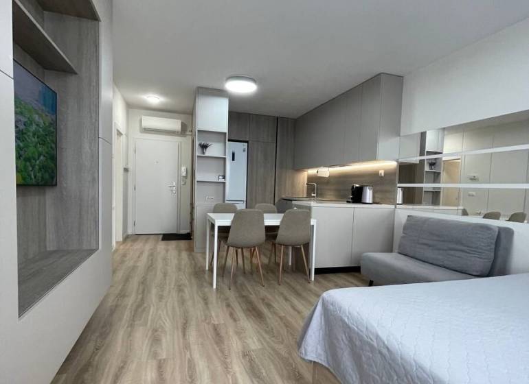 2-izb. byt Bystrická, Devínska Nová Ves, parking, pivnica - Kompaktný 2-izbový byt s otvorenou kuchyňou a jedálenským stolom, drevená podlaha.