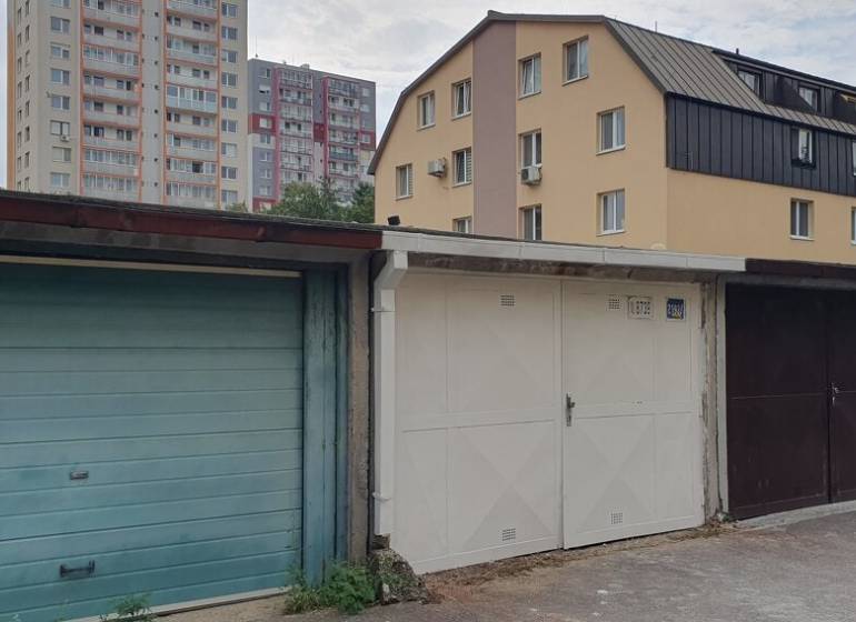 Garáž na ul. Plicková, Rača - Garáže na Plickovej ulici v Bratislave - Rači, panelák v pozadí.
