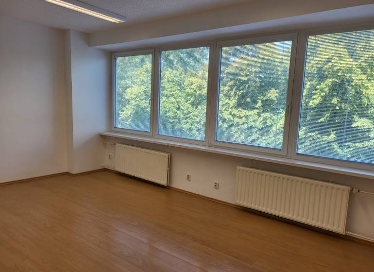 Kancelárie, Drieňová ul., Ružinov 25 m2 - Kancelárie s veľkými oknami, drevenou podlahou a radiátorom.