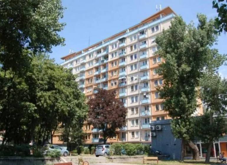 2-izb. byt pri Račianskom Mýte, balkón, 5.p./11 - Bytový dom na Račianskej ulici v Bratislave - Novom Meste s okolím plným zelene.