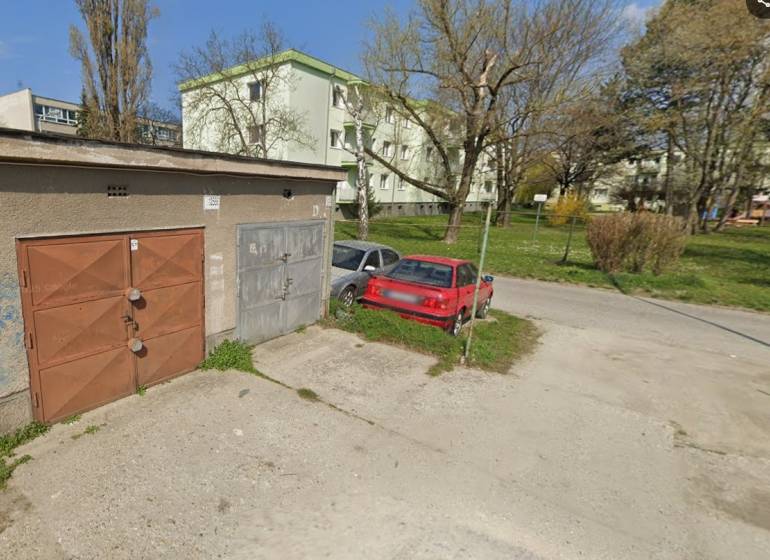 Garáž Skalická cesta, Nové Mesto - Garáže na Skalickej ceste v Bratislave - Novom Meste, autá v parkovacej zóne.