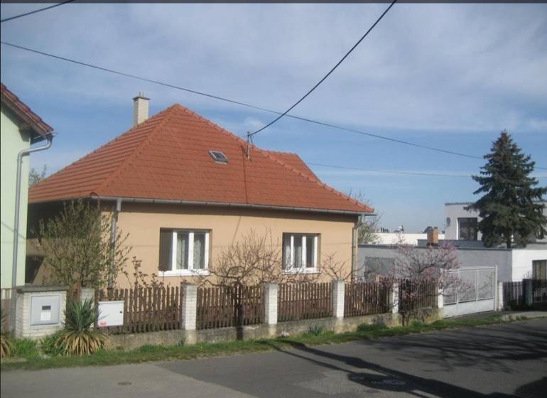 Rodinný dom v BA IV - Záhorská Bystrica, ul. Donská - Rodinný dom v Bratislave-Záhorskej Bystrici s červenou strechou a záhradou.