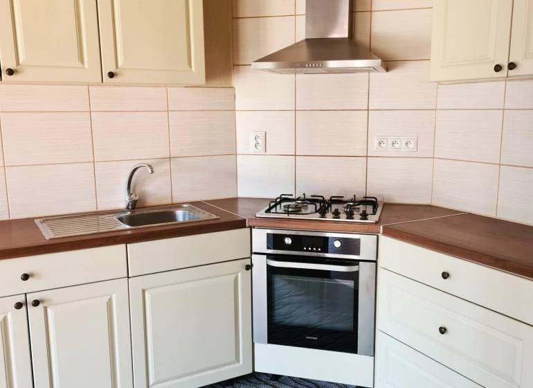 5-izb. dvojpodlažný rodinný dom, Rovinka - Kuchyňa v rodinnom dome s rohovou linkou, plynovým sporákom a digestorom.