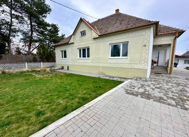 Na predaj: Priestranný rodinný dom v tichej lokalite obce Červeník - Rodinný dom v Červeníku so záhradou a dláždeným chodníkom.