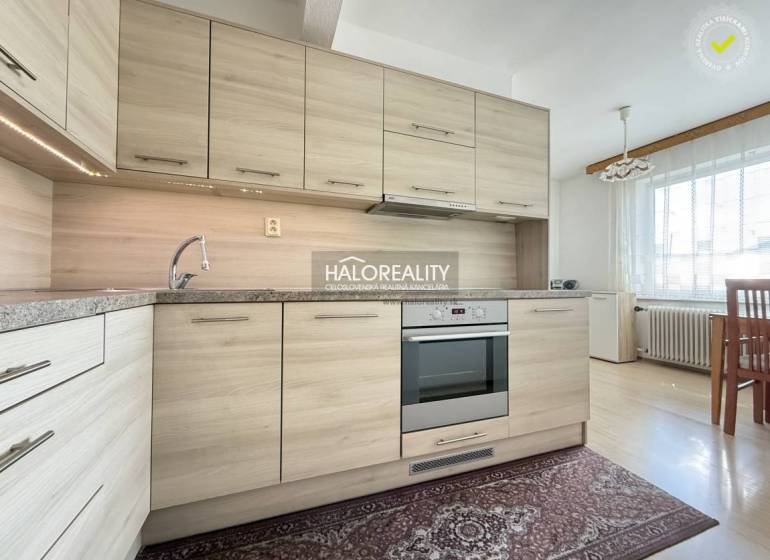 Predaj, rodinný dom Oslany - EXKLUZÍVNE HALO REALITY - Kuchyňa v rodinnom dome s podlahou s dreveným dekorom a modernou linkou.